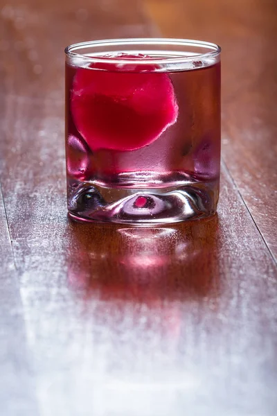 Röd is bollen i en drink — Stockfoto