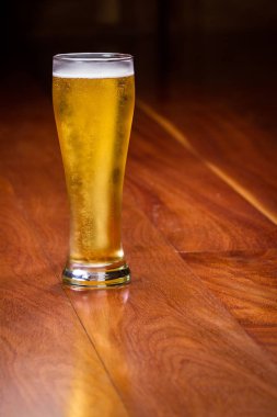 bir bira bardağı içinde altın ale