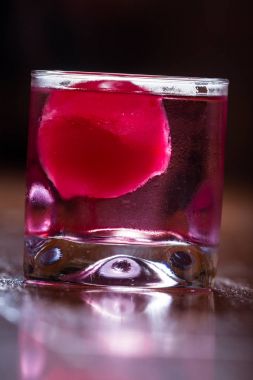 bir içki kırmızı buz topu 