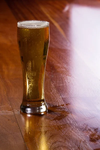 Bière dorée dans une pinte — Photo