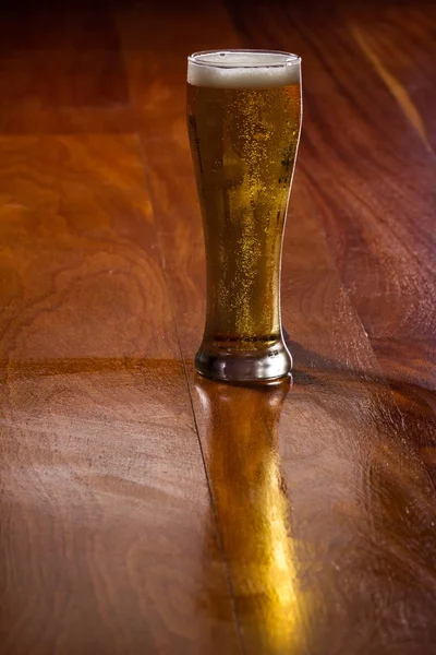 Golden ale i en pint — Stockfoto