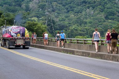 Turistlere Tarcoles gelin 