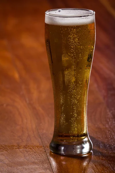 Cerveja dourada em uma cerveja — Fotografia de Stock