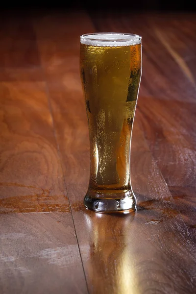 Bière dorée dans une pinte — Photo