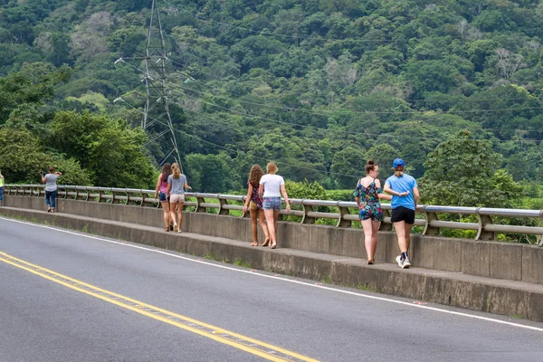 Turistlere Tarcoles gelin 