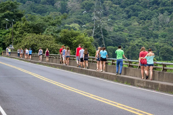 Turistlere Tarcoles gelin 