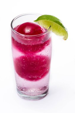 Kırmızı buz topları ile kokteyl serinletici 