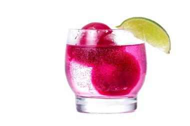 Kırmızı buz topları ile kokteyl serinletici 