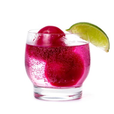 Kırmızı buz topları ile kokteyl serinletici 