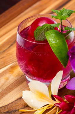 taze çiçekler ile tropikal kokteyl serinletici