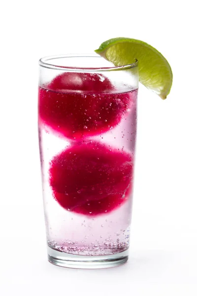 Cocktail rafraîchissant avec des boules de glace rouge — Photo