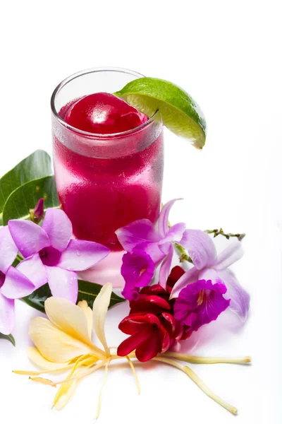 Cocktail tropical rafraîchissant aux fleurs fraîches — Photo