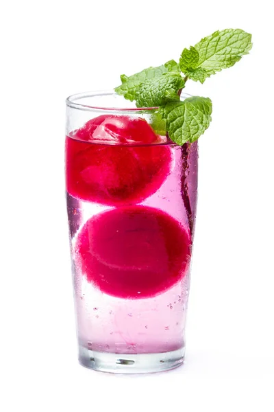 Cocktail rinfrescante con palline di ghiaccio rosse — Foto Stock