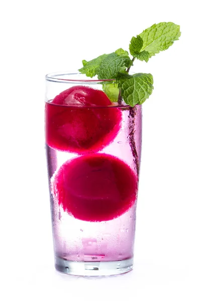 Cocktail rinfrescante con palline di ghiaccio rosse — Foto Stock