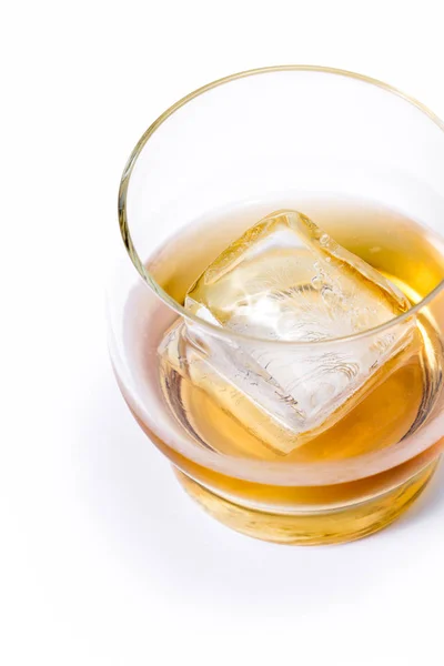 Выдержанный виски со льдом — стоковое фото