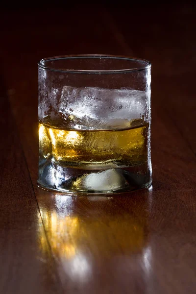 Scotch servito sulle rocce — Foto Stock