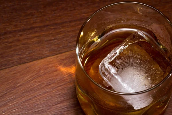 Hizmet buzlu viski — Stok fotoğraf