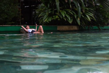 Sıcak havuza rahatlatıcı