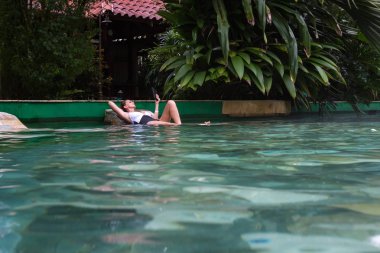 Sıcak havuza rahatlatıcı