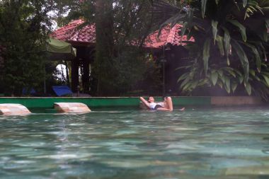 Sıcak havuza rahatlatıcı