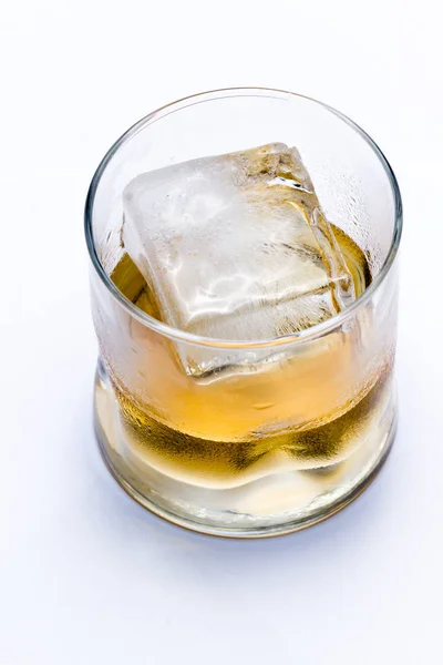 Scotch geserveerd op de rotsen — Stockfoto