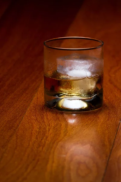 苏格兰威士忌送达岩石 — 图库照片