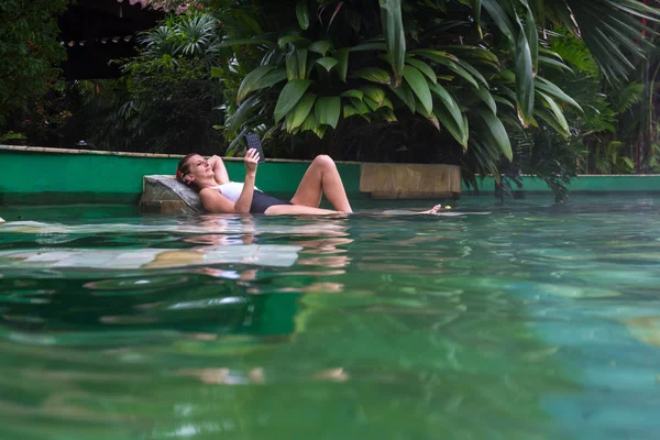 Sıcak havuza rahatlatıcı