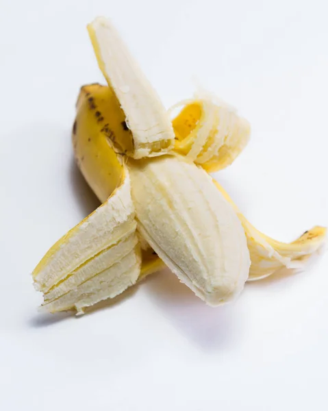 Маленький спелый банан — стоковое фото