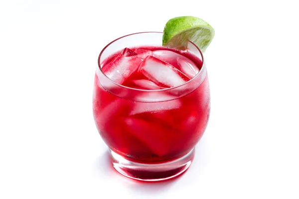 Röd cocktail med en lime — Stockfoto