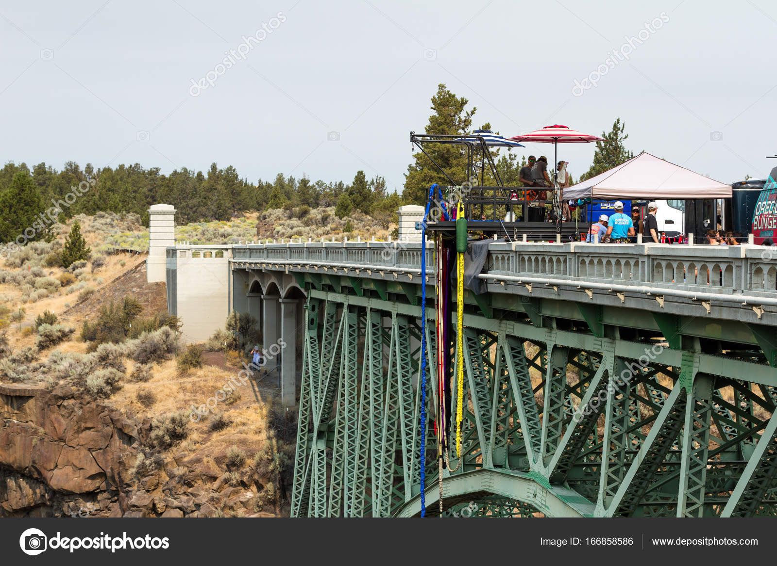 Bungee jumping in Oregon Stock Editorial Photo © wollertz 166858586