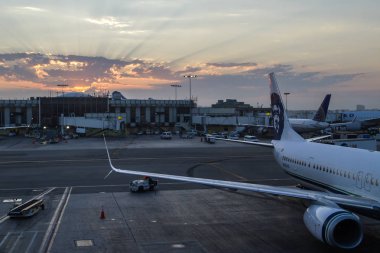 Güneş Işıkları ve Bulutlar 