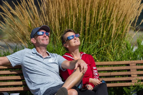 Watching the eclipse — Stock Photo, Image