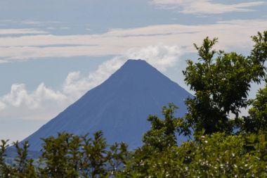 Uzaktan Arenal yanardağ