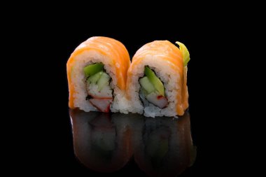 Suşi yuvarlanıyor. 