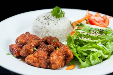 kızarmış tavuk ve pirinç