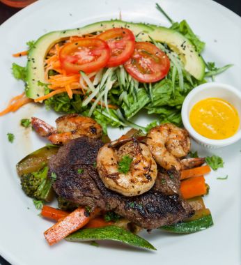 Sörf ve çim bir salata ile 