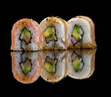 Suşi yuvarlanıyor. 