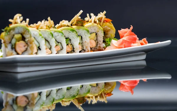 Avokado ile Somon roll