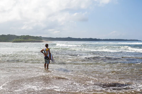 Серфинг в Коста-Рике — стоковое фото