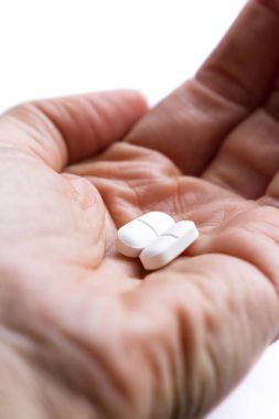 ağrı kesici bir elinde 