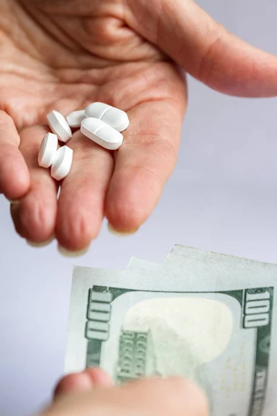 Konceptet för kostnaden för piller — Stockfoto