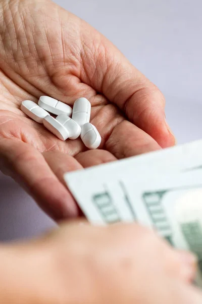 Conceito para o custo de pílulas — Fotografia de Stock