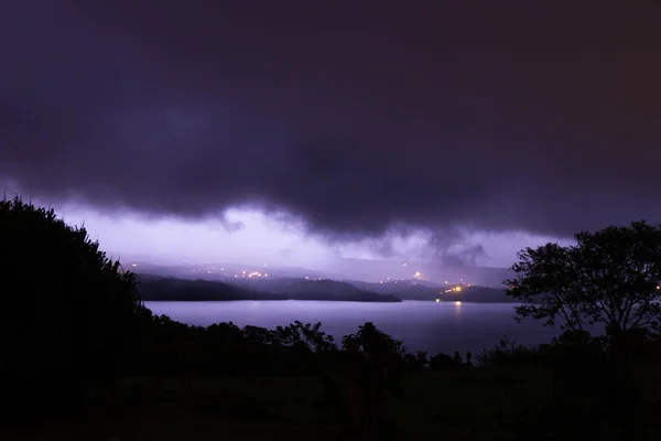 Belysning, storm över sjön — Stockfoto
