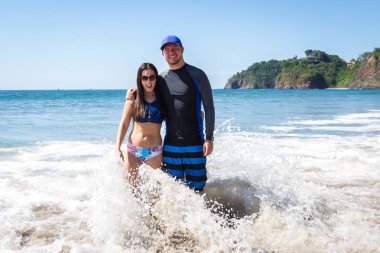 Kumsaldaki arkadaşlar.