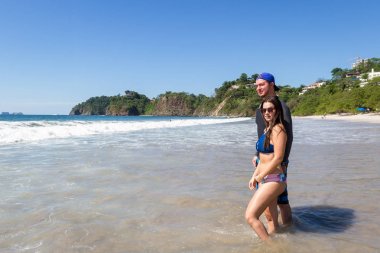 Kumsaldaki arkadaşlar.