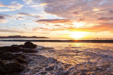 Sahilde gün batımı 