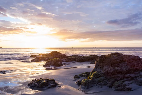 Zonsondergang aan het strand — Stockfoto