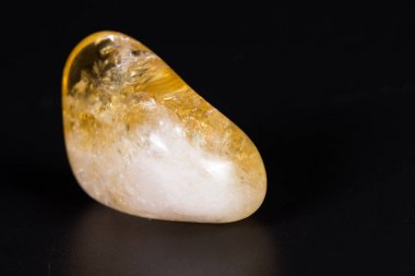 siyah bir zemin üzerine Citrine 