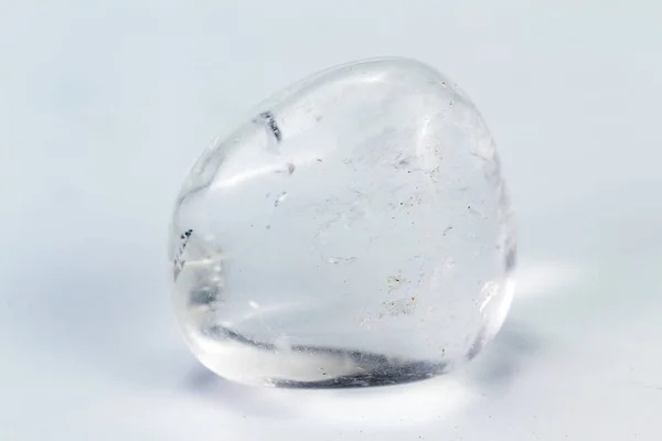 Clear quartz över vita — Stockfoto