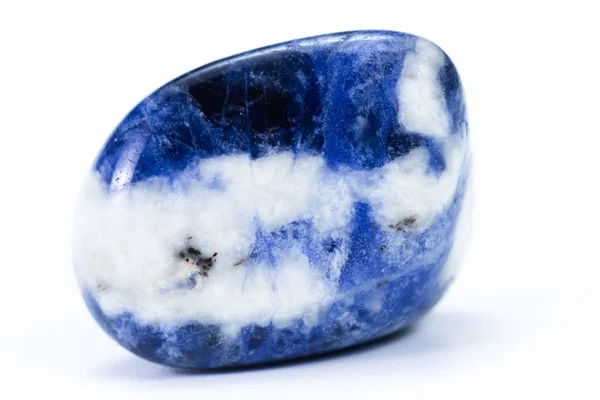 Sodalite на белом фоне — стоковое фото